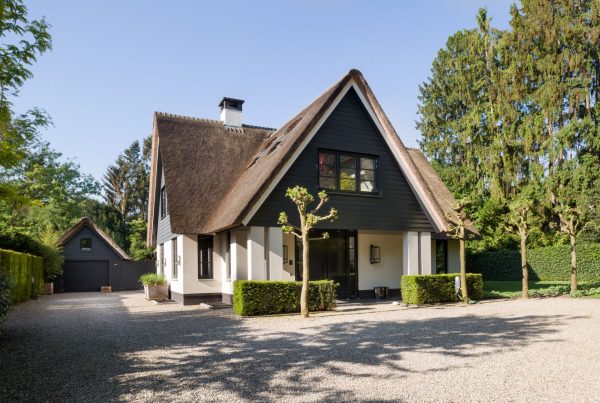 Rietgedekte villa in kruisvorm Blaricum | Atelier 3